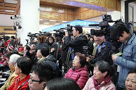 記者会見には大勢の報道陣が集まり、注目度の高さを感じさせます