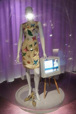 日本のファンにはチャイナドレス姿も人気で、このドレスも日本でのテレビ出演時に着たもの