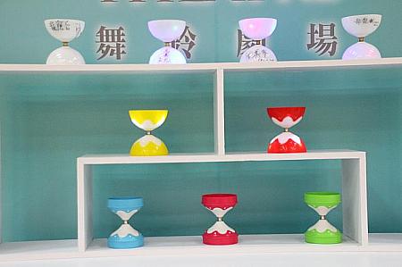 これは特製の瑠璃製ディアボロ。普通の遊具はプラスティックなどでできています