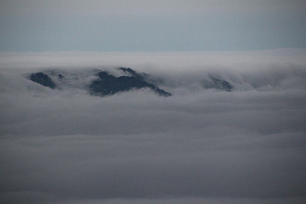 雲に覆われた山