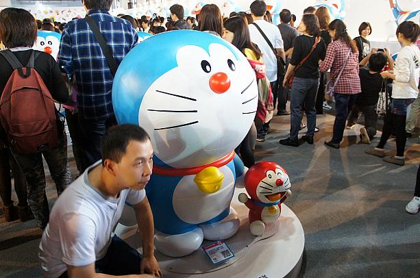 会場真ん中にはどこでもドアやその他人気道具を持ったドラちゃんが置いてあり、写真撮影する人達で大人気！