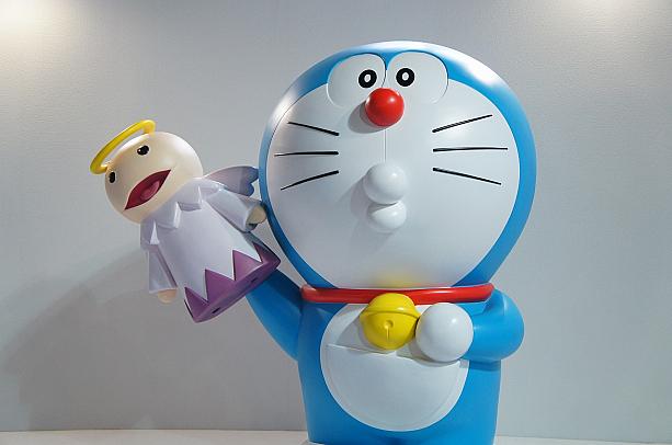 会場両サイドに並べられたドラちゃん達