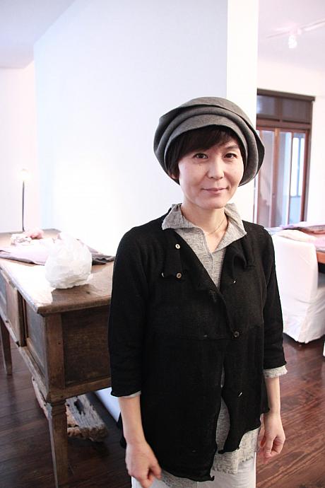 日本の職人さんたちが作る生活用品を台湾に紹介したい、と語ってくれた米田さん。彼女がかぶっている帽子も、高知で40年近く帽子を作っているZAZACHAPEAUという工房の作品です