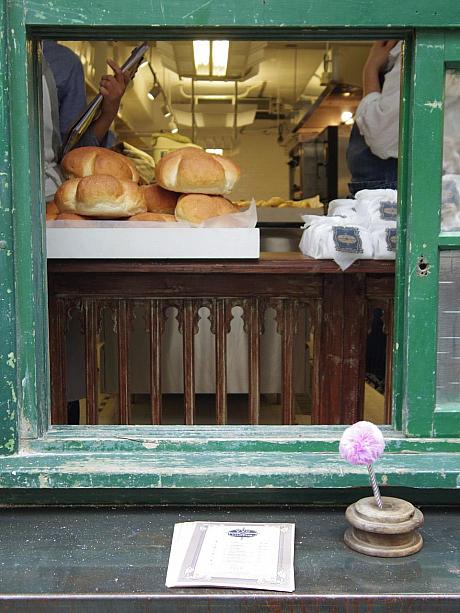 そしてもう一つの意味がシフォンケーキのChiffon。というわけで、お隣の小窓ではパンやシフォンケーキも販売