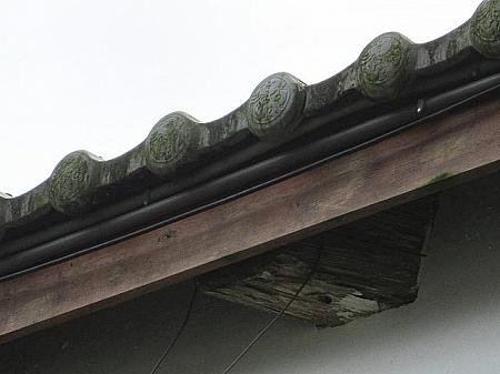 屋根瓦と木組みに当時の面影がかすかに偲ばれます。
