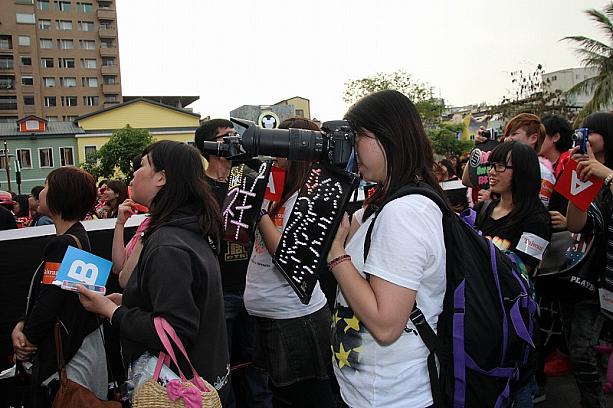 台湾のファンミーティングのいいところは好きな人に近付けるだけでなく写真撮り放題！ということも大きいですよね！ナビよりいいカメラを持っているファンの方も！うらやましい！！
