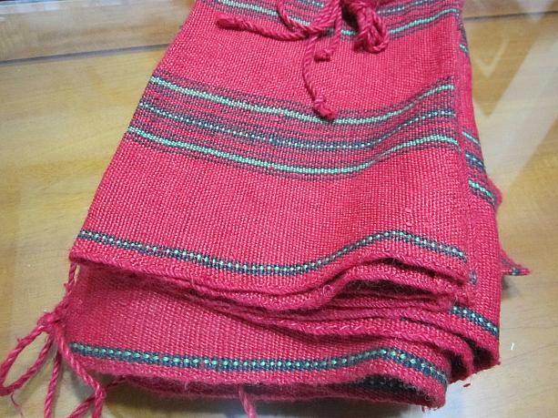 こちらも草木染の糸で織られた未婚女性の服装一式。いちごのような深い赤で、台湾でよく見かける、おめでたい赤色とはちょっと違いました。ナビ個人的にはこっちの方が好みですね～。