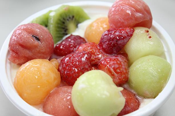 ナビは欲張って彩虹水果燉奶140元を注文！ひとつでたくさんのフルーツが食べられて大満足♪台湾のフルーツがおいしいのはもちろんですが、燉奶のミルキーさがたまらずGOOD！！