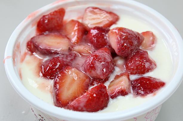 これは冬限定の草莓燉奶100元！いちごいっぱいでうれしい♪もうすぐマンゴーが販売開始されるそうです。ちなみにマンゴーは120元☆