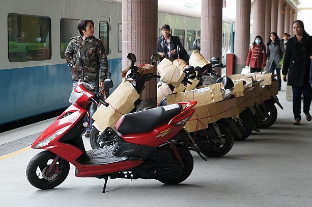 駅のホームにスクーターがありました。台湾では新生活のスタート時に多くのスクーターが運ばれます。今回はそんな時期じゃないから、この量でも少なめ！
