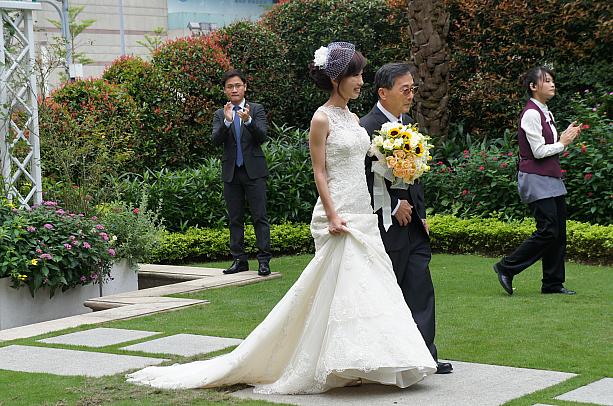 こちらのカップルの結婚式は手作り感満載。青空チャペルで挙式です