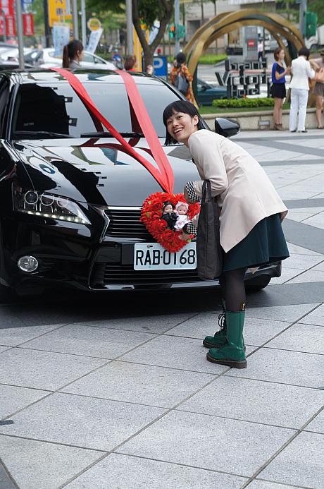 赤いリボンをかけたおめでたい車で会場入りするのが台湾の伝統。出発する時は爆竹をバンバン鳴らします