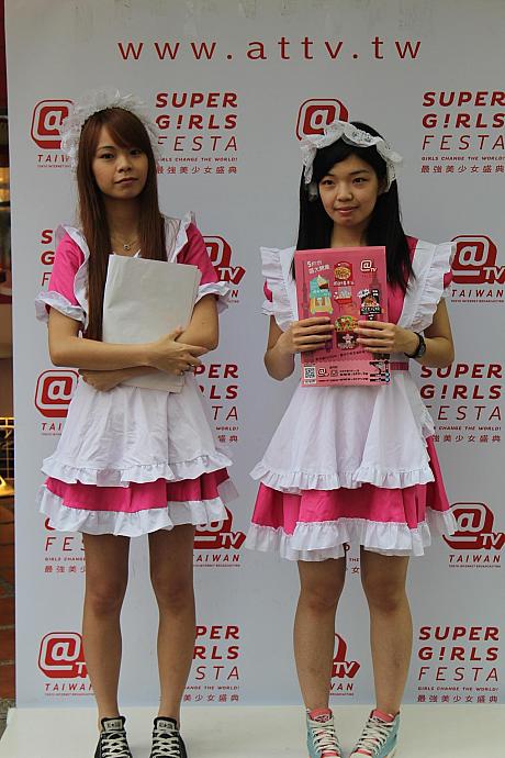 MRT西門町駅を出てすぐの漢中街へ入ると、一気に若者が増えます。SUPER GIRLS FESTAというイベントの告知に登場したメイドさんたち