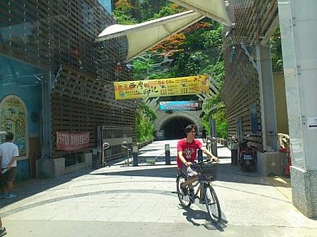 ここは中山大学内のトンネル。日本統治時代に掘られたそうです。