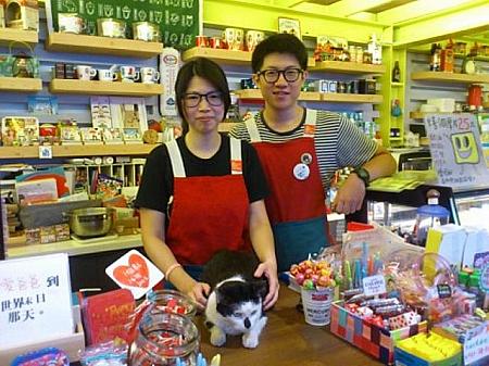 店長の石依玄さん（左）と店員さん、そしてこの店のボスである（？）ネコの逗點ちゃん。鼻の頭が黒いから「逗點」（日本語の読点の意味）なんですって。