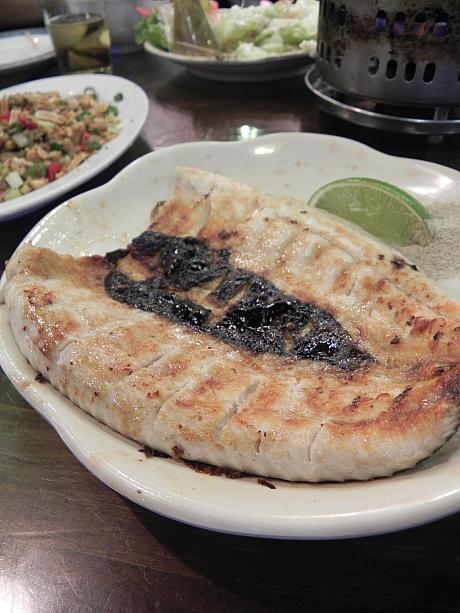 烤虱目魚肚（100元）。魚料理も人気！台湾ではサバヒーと呼ばれる虱目魚のシンプルな塩焼き