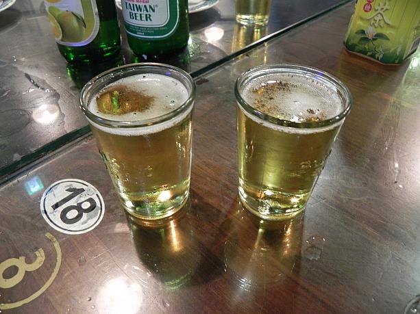 左がオレンジビール。色は普通の金牌ビールとほとんど同じですが、飲むとほぼオレンジジュース（オレンジソーダ？）です
