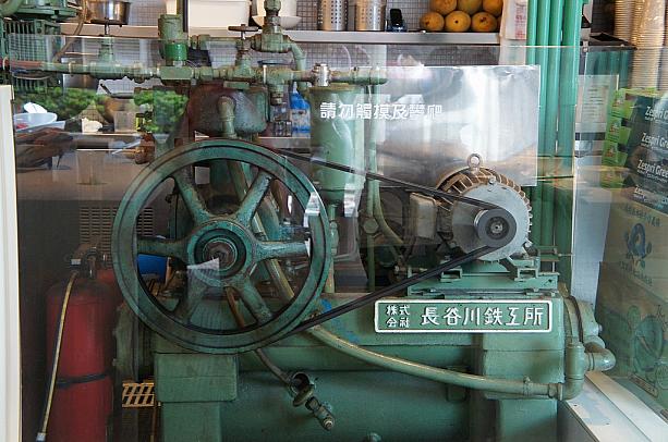 さて、お店に入ると目に入って来るのがこの機械！むむむ・・・長谷川鉄工所という文字が！！そうなんです、この機械は日本統治時代に使われていたエアプレッサー製氷機♪
