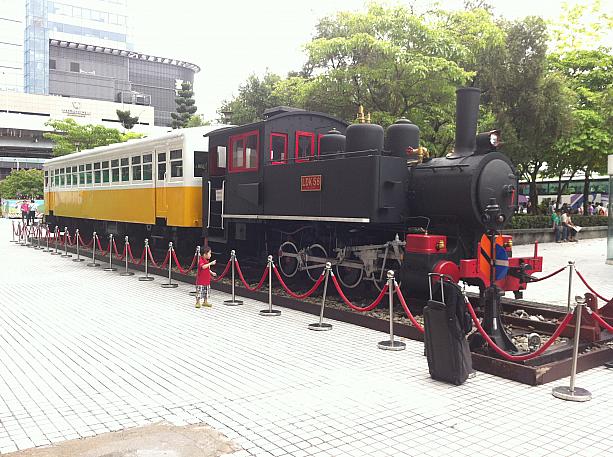 台鉄台北駅のEAST1番出口を出ると…そこにはホンモノの蒸気機関車が！！