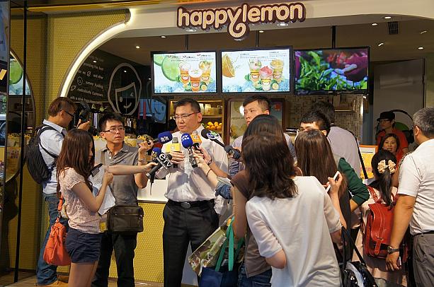何でも、香港、大陸、タイ、フィリピン、オーストラリアなど世界展開をしてきた「happy lemon」が満を持して台湾でも店舗をオープンしたんですって！見ての通りたくさんの台湾メディアがかけつけました