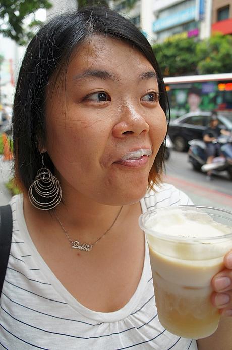 「岩鹽芝士綠茶」は上に乗っているソルティなミルクでこんな風に遊べちゃうのも魅力！