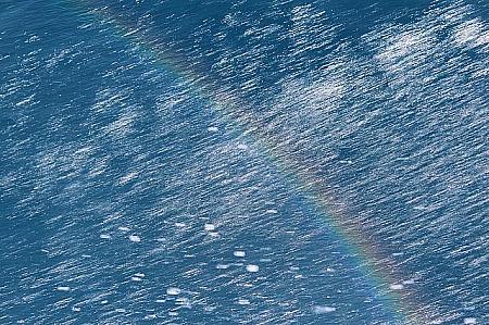 波しぶきに虹がかかってきれい