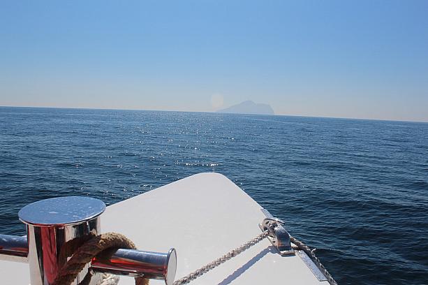 船の先にうっすらと見えるあの島が、目的地の亀山島です
