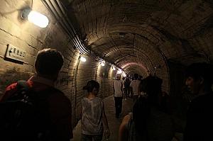 暗いトンネルは枝分かれし、思ったより広いです
