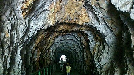 こんなトンネルをいくつも通る白楊歩道