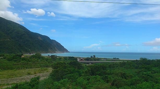 花蓮－台北間は東海岸沿いを走るので、車窓から美しい海が見えます。