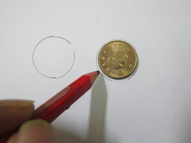 紙にエンピツで目の形を書きます。ナビは台湾の1元コインを使用。ペンで黒目を入れます。