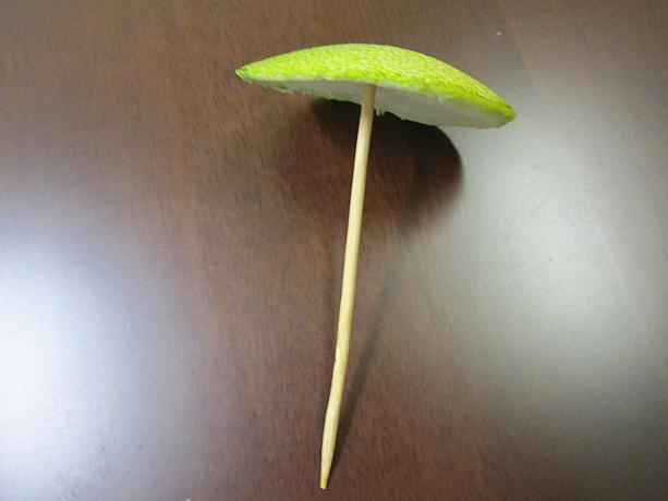 おなかを作る時にできた皮と、竹串を使って傘を作ります。
