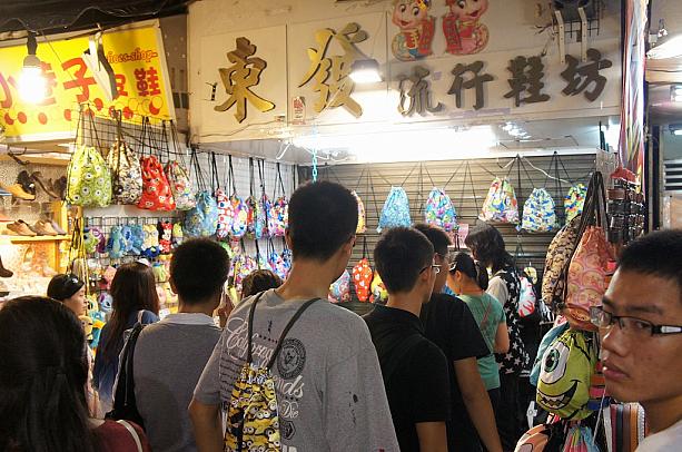 なぜか最近台湾でよく見るナップサック。これ、布と紐さえ買えば自分で作れるんだけど・・・と思うのですが、このお店はかなり繁盛していました。