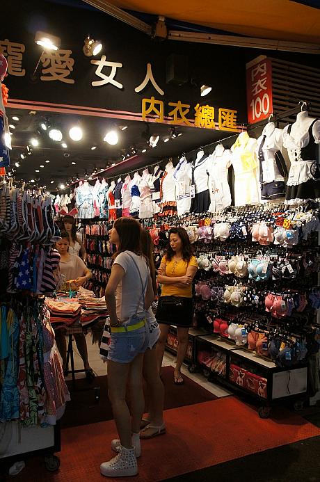 セクシー下着店も堂々とお店を出しています♪ナビは入るのが恥ずかしくなっちゃいますが、台湾の方は女性も男性もおかまいなしに入っていきますよ！