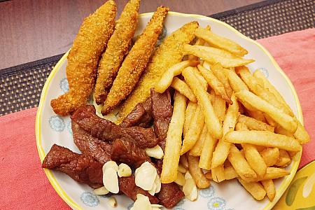 柳葉魚(ししゃも)、薯條(フライドポテト)、牛肉
