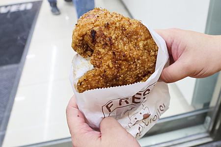 最近は油で揚げてから、ソースを塗って焼き上げる「碳烤雞排」「蜜酥雞排」も人気で行列ができています