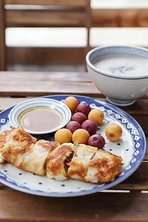 台湾グルメ10選！これだけは絶対食べよう【2026年】 小吃 美食 蚵仔煎 小籠包 魯肉飯 牛肉麺 臭豆腐 麺線 米苔目 火鍋 タピオカミルクティー かき氷 マンゴー 台湾グルメ 台湾美食 滷肉飯 ルーロー飯 雞肉飯 鶏肉飯 雞排 鶏排 鹽酥雞 塩酥鶏 ジーパイ 屋台飯 擔仔麵 台湾フルーツ 珍珠奶茶 朝ごはん 台湾朝食 豆花 台湾かき氷 原住民料理茶色は正義