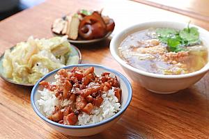 台湾グルメ10選！これだけは絶対食べよう【2026年】 小吃 美食 蚵仔煎 小籠包 魯肉飯 牛肉麺 臭豆腐 麺線 米苔目 火鍋 タピオカミルクティー かき氷 マンゴー 台湾グルメ 台湾美食 滷肉飯 ルーロー飯 雞肉飯 鶏肉飯 雞排 鶏排 鹽酥雞 塩酥鶏 ジーパイ 屋台飯 擔仔麵 台湾フルーツ 珍珠奶茶 朝ごはん 台湾朝食 豆花 台湾かき氷 原住民料理茶色は正義