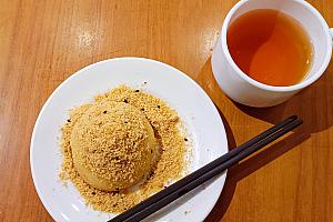 湯がいたり油で揚げたお餅にピーナッツパウダーをかけた「燒麻糬(あたたかいお餅)」もおいしいの～！<br>画像提供：林森in台湾