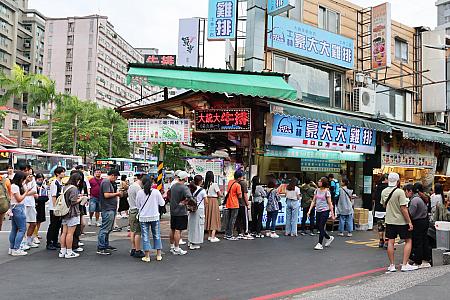 顔より大きい「雞排」で人気なのは「豪大大雞排」！士林夜市の名物屋台です