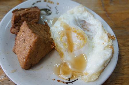 目玉焼きを追加注文して、自分で飯ものにのせるべし！