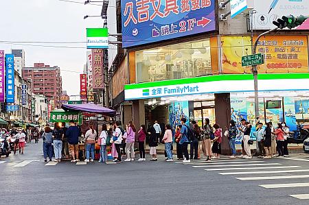 南部には有名で人気のある「白糖粿」お店が結構ありますよ～！「白糖粿」を求めてこんなに行列になったりもします！<br>画像提供：林森in台湾