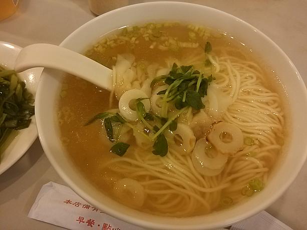 これが金魚扁食湯麵60元！ちくわも浮かんでいてかわいいですねぇ。