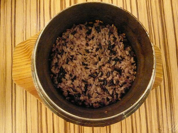 中には紫米のご飯が！炊きたてです！