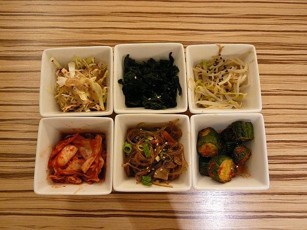 ナビは豆腐チゲとカルビのセット（380元）をチョイス。小菜は全部サービスです。