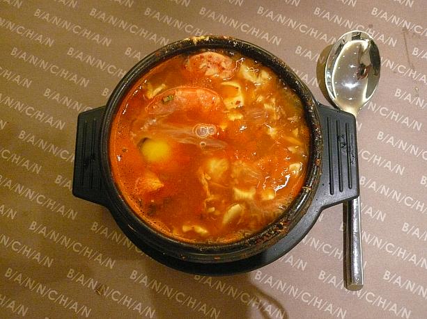 まずは豆腐チゲです。お店の方が卵を割り入れてくださいました。あつあつ！