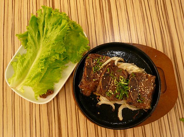 そして骨付きカルビとサンチュです。肉質もバッチリです！