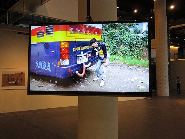 崔廣宇さんは行動芸術家。バスの排気ガスでシャボン玉を作るパフォーマンス。