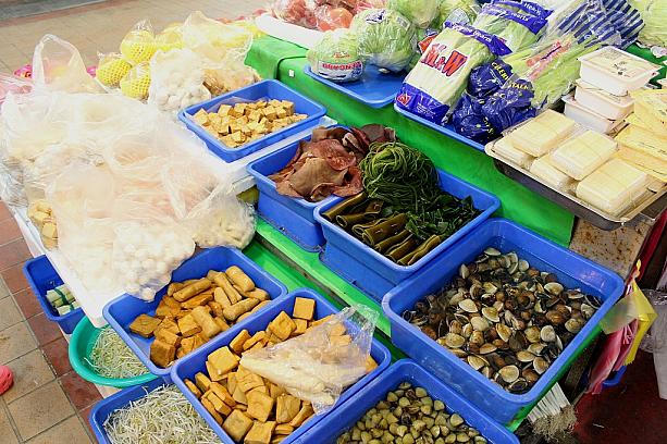 果物売り場の隣は鍋の具材売り場です。台湾では鍋の具材が年中売られています。<br>ここにも見慣れないものが…。<br>うーん、、、海の物とも山の物ともつかぬ…。