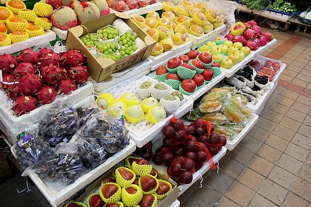 日本ではなかなか目にすることのないフルーツが並べられている果物売り場。